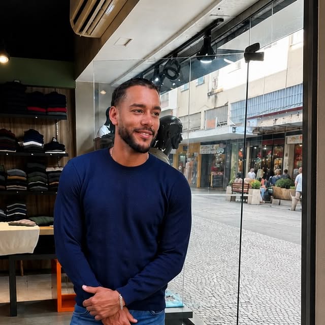 Cliente com suéter de malha azul-marinho em frente à loja Stonehenge